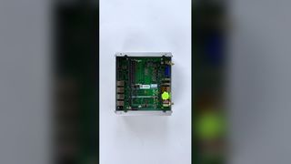 インテルコア I5 8305G プロセッサーミニ PC 2 RS232 COM 2 LAN 1 VGA 2 HD-MI 工場用