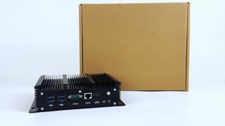 Intel Core i5 8279U プロセッサー ソフトルーター LAN 6 個 RS232 COM 1 個 RJ45 COM 1 個